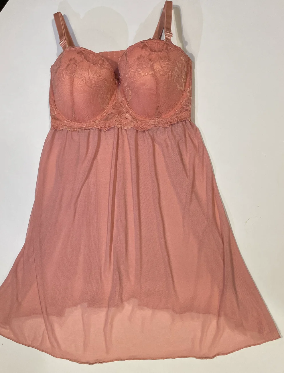 Foto de referencia de un babydoll rosa, extendido sobre una superficie